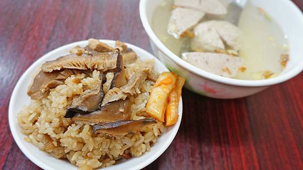 【三重美食】妞妞客家油飯-市場附近內行人才知道的美食小吃店 【三重美食】妞妞客家油飯-市場附近內行人才知道的美食小吃店