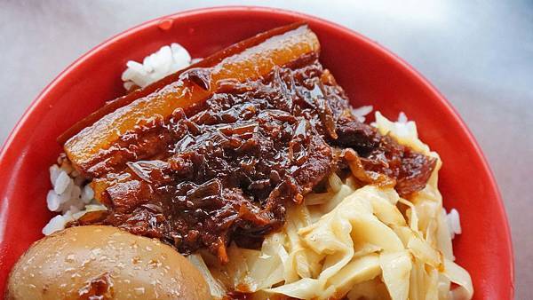 【宜蘭美食】礁溪六洲麵線-香噴噴讓人吃了還想再吃的焢肉飯