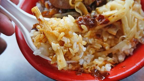 【宜蘭美食】礁溪六洲麵線-香噴噴讓人吃了還想再吃的焢肉飯