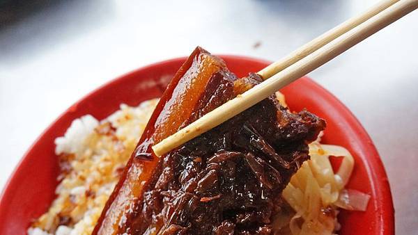 【宜蘭美食】礁溪六洲麵線-香噴噴讓人吃了還想再吃的焢肉飯