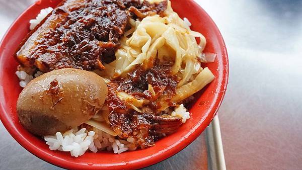 【宜蘭美食】礁溪六洲麵線-香噴噴讓人吃了還想再吃的焢肉飯