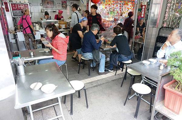 【台北美食】老圓環食品-價格昂貴卻有不少人喜愛的美食小吃店