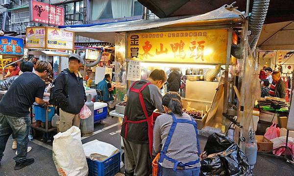 【台北美食】金賞東山鴨頭-還沒開店就擁進不少排隊人潮的超強路邊攤