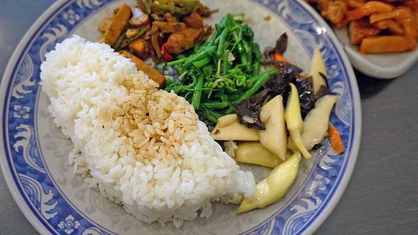 【台北美食】華王排骨-40年老字號美味的排骨飯