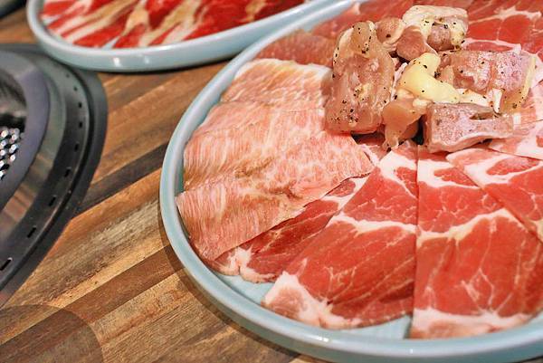 【三重美食】原燒O-NiKU三重龍門店-不到千元吃好肉，多重DIY吃法變化無窮
