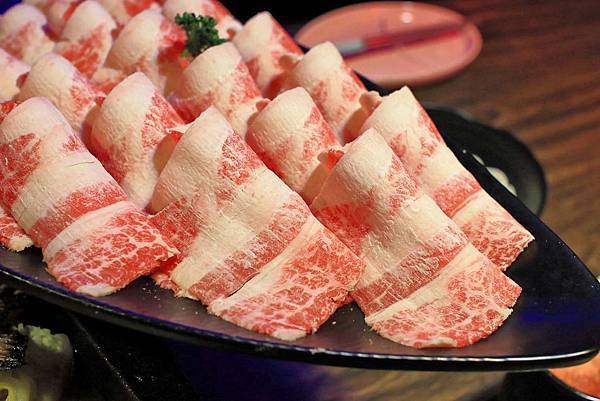 【中壢美食】水貨烤魚火鍋-讓人停不下手，越吃越迷人的大份量烤魚火鍋