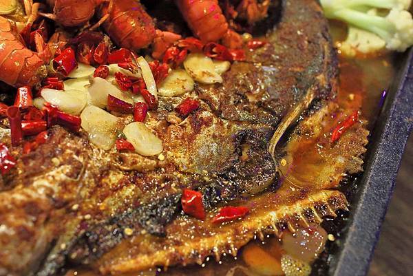 【中壢美食】水貨烤魚火鍋-讓人停不下手，越吃越迷人的大份量烤魚火鍋