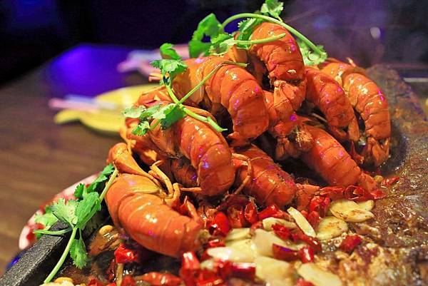 【中壢美食】水貨烤魚火鍋-讓人停不下手，越吃越迷人的大份量烤魚火鍋