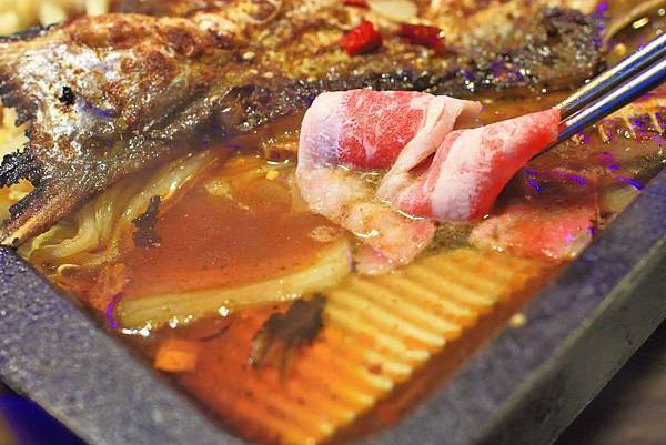 【中壢美食】水貨烤魚火鍋-讓人停不下手，越吃越迷人的大份量烤魚火鍋