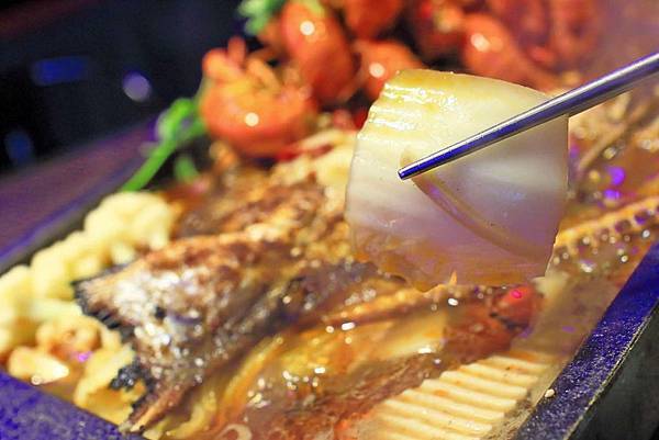 【中壢美食】水貨烤魚火鍋-讓人停不下手，越吃越迷人的大份量烤魚火鍋
