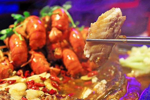 【中壢美食】水貨烤魚火鍋-讓人停不下手，越吃越迷人的大份量烤魚火鍋