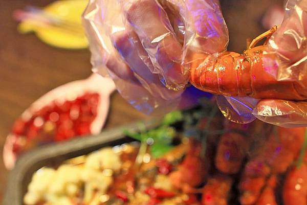 【中壢美食】水貨烤魚火鍋-讓人停不下手，越吃越迷人的大份量烤魚火鍋