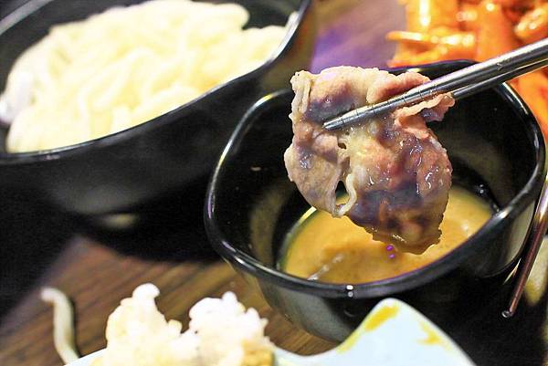 【中壢美食】水貨烤魚火鍋-讓人停不下手，越吃越迷人的大份量烤魚火鍋