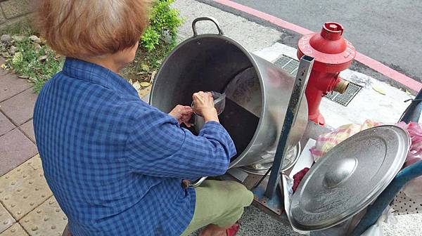 【蘆洲美食】無名路邊紅豆湯-同樣價格卻是5倍以上份量的爆誇張美食！