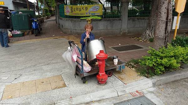 【蘆洲美食】無名路邊紅豆湯-同樣價格卻是5倍以上份量的爆誇張美食！