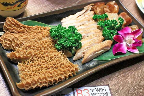 【台北美食】問鼎麻辣鍋養生鍋-吃的到令人回味無窮的美國冷藏肋眼麻辣火鍋店