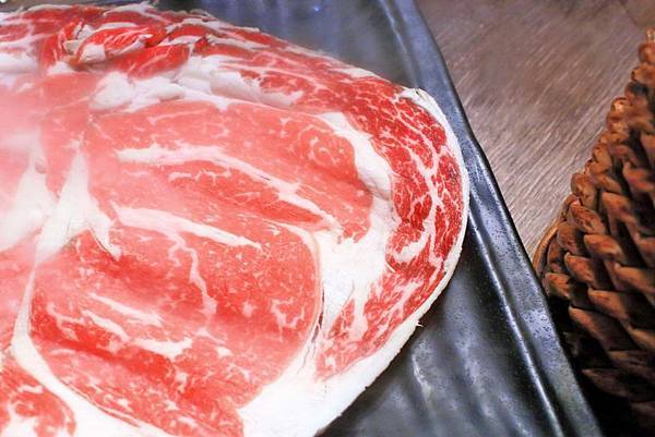 【台北美食】問鼎麻辣鍋養生鍋-吃的到令人回味無窮的美國冷藏肋眼麻辣火鍋店