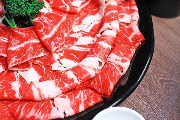 【台北美食】問鼎麻辣鍋養生鍋-吃的到令人回味無窮的美國冷藏肋眼麻辣火鍋店