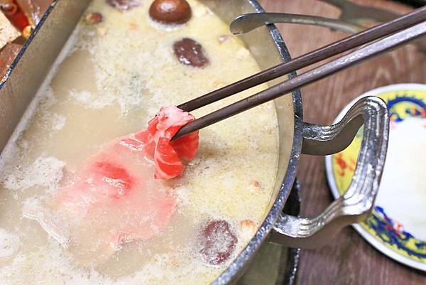 【台北美食】問鼎麻辣鍋養生鍋-吃的到令人回味無窮的美國冷藏肋眼麻辣火鍋店