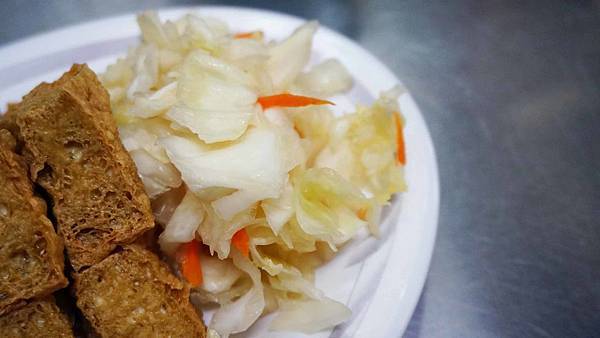 【台北美食】同心大腸蚵仔麵線-炸到裡外都是酥脆的美味臭豆腐