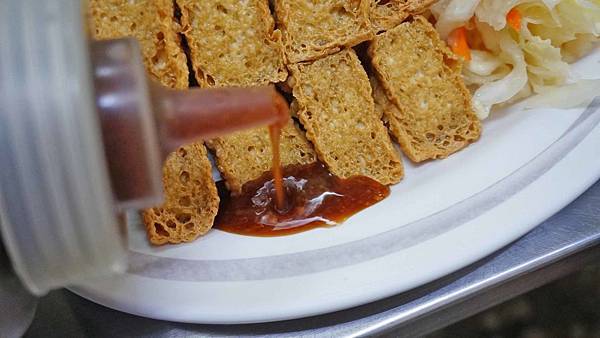 【台北美食】同心大腸蚵仔麵線-炸到裡外都是酥脆的美味臭豆腐