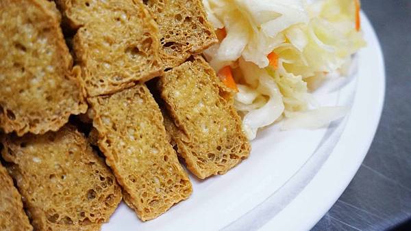 【台北美食】同心大腸蚵仔麵線-炸到裡外都是酥脆的美味臭豆腐