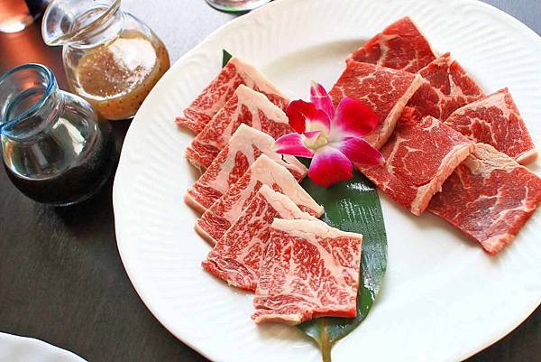 【沖繩美食】燒肉美菈-沖繩必吃在地特色食材！高檔石垣和牛與阿古豬的美味燒肉店