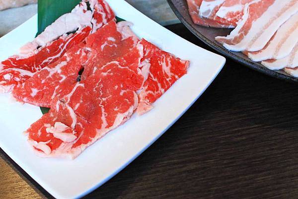 【沖繩美食】阿古豬隱家 萬座店-多種吃法！油花大理石般的石垣和牛與多種部位阿古豬火鍋店