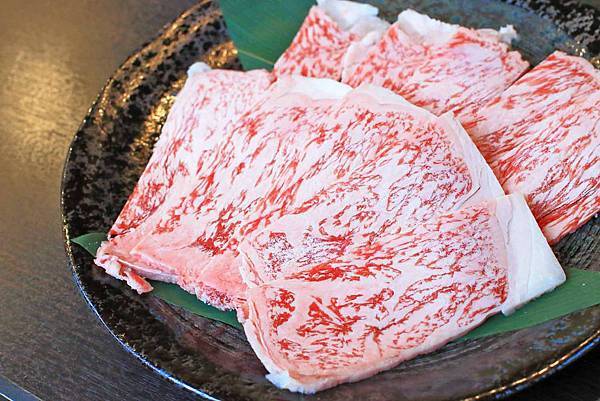 【沖繩美食】阿古豬隱家 萬座店-多種吃法！油花大理石般的石垣和牛與多種部位阿古豬火鍋店