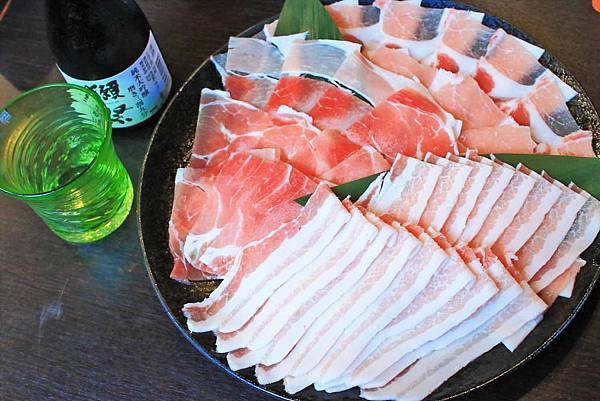 【沖繩美食】阿古豬隱家 萬座店-多種吃法！油花大理石般的石垣和牛與多種部位阿古豬火鍋店