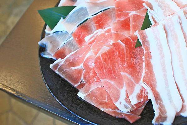 【沖繩美食】阿古豬隱家 萬座店-多種吃法！油花大理石般的石垣和牛與多種部位阿古豬火鍋店