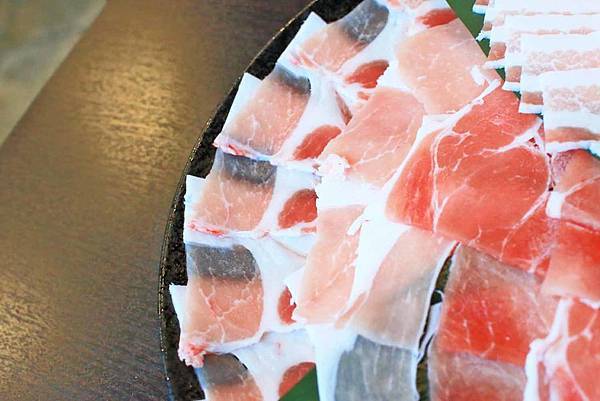 【沖繩美食】阿古豬隱家 萬座店-多種吃法！油花大理石般的石垣和牛與多種部位阿古豬火鍋店