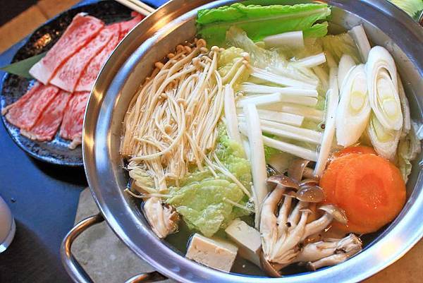 【沖繩美食】阿古豬隱家 萬座店-多種吃法！油花大理石般的石垣和牛與多種部位阿古豬火鍋店