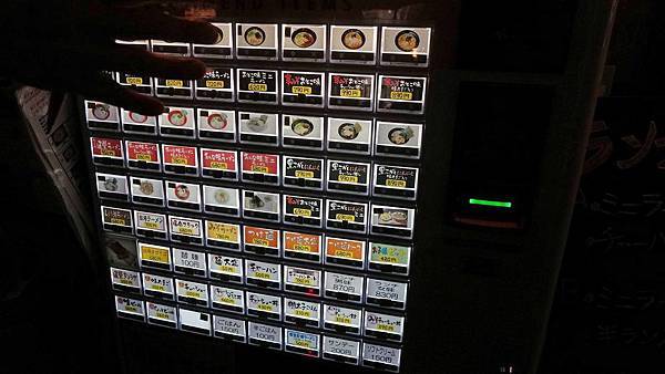 【沖繩美食】琉球新麵通堂本店-用餐時間坐無虛席的超強拉麵店