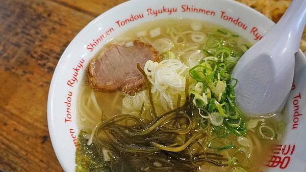 【沖繩美食】琉球新麵通堂本店-用餐時間坐無虛席的超強拉麵店