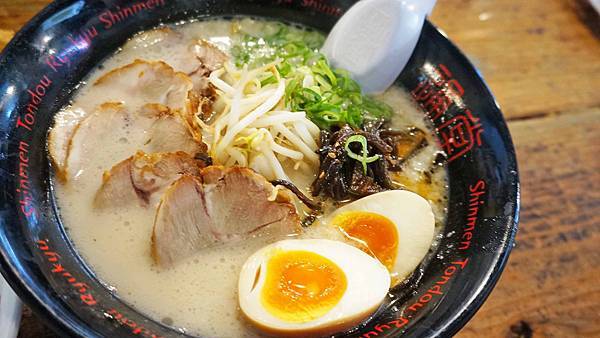 【沖繩美食】琉球新麵通堂本店-用餐時間坐無虛席的超強拉麵店