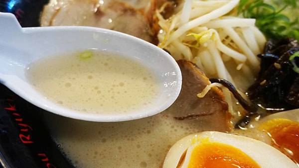 【沖繩美食】琉球新麵通堂本店-用餐時間坐無虛席的超強拉麵店