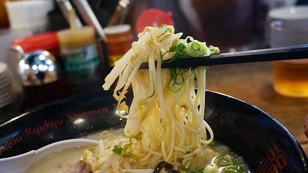 【沖繩美食】琉球新麵通堂本店-用餐時間坐無虛席的超強拉麵店