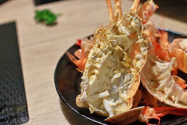 【新莊美食】なべNabe日式火鍋.燒烤-手臂般巨大明蝦及比臉大三倍帝王蟹火鍋店