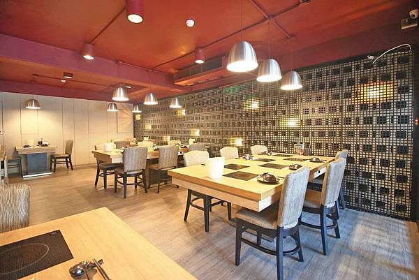 【新莊美食】なべNabe日式火鍋.燒烤-手臂般巨大明蝦及比臉大三倍帝王蟹火鍋店