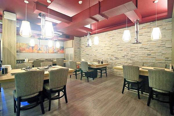 【新莊美食】なべNabe日式火鍋.燒烤-手臂般巨大明蝦及比臉大三倍帝王蟹火鍋店