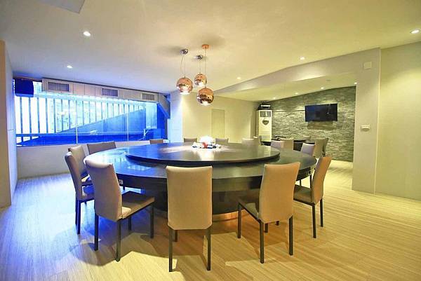 【新莊美食】なべNabe日式火鍋.燒烤-手臂般巨大明蝦及比臉大三倍帝王蟹火鍋店