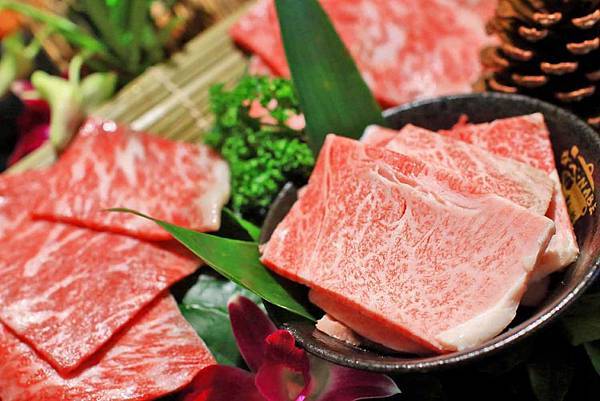 【新莊美食】なべNabe日式火鍋.燒烤-手臂般巨大明蝦及比臉大三倍帝王蟹火鍋店