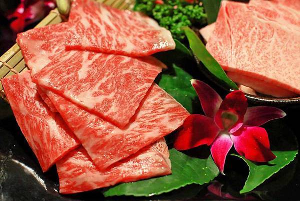 【新莊美食】なべNabe日式火鍋.燒烤-手臂般巨大明蝦及比臉大三倍帝王蟹火鍋店