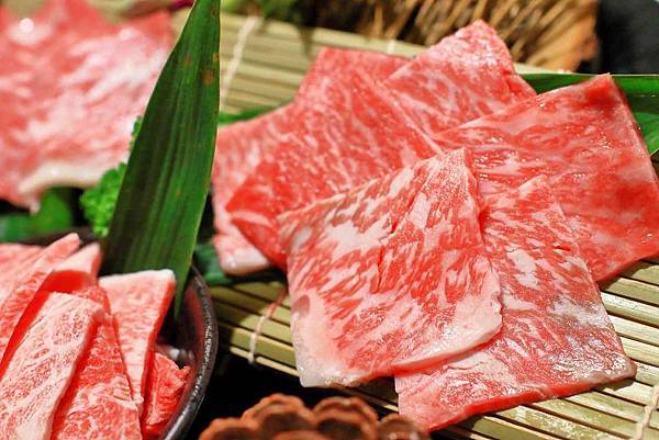 【新莊美食】なべNabe日式火鍋.燒烤-手臂般巨大明蝦及比臉大三倍帝王蟹火鍋店