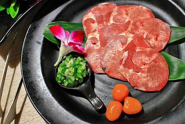 【新莊美食】なべNabe日式火鍋.燒烤-手臂般巨大明蝦及比臉大三倍帝王蟹火鍋店