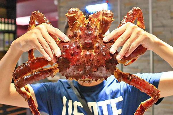 【新莊美食】なべNabe日式火鍋.燒烤-手臂般巨大明蝦及比臉大三倍帝王蟹火鍋店