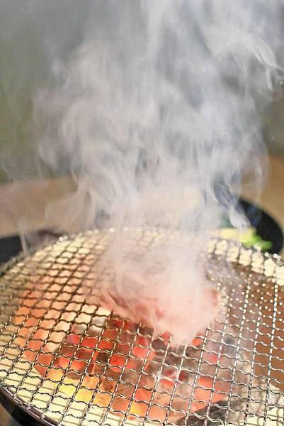 【新莊美食】なべNabe日式火鍋.燒烤-手臂般巨大明蝦及比臉大三倍帝王蟹火鍋店