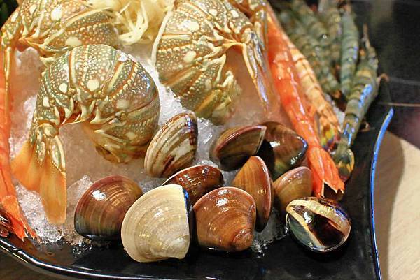 【新莊美食】なべNabe日式火鍋.燒烤-手臂般巨大明蝦及比臉大三倍帝王蟹火鍋店