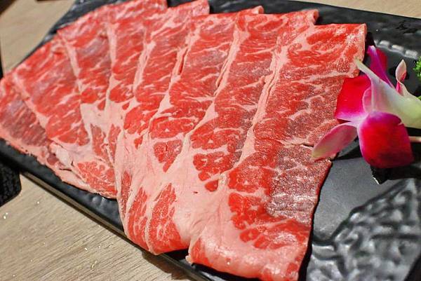 【新莊美食】なべNabe日式火鍋.燒烤-手臂般巨大明蝦及比臉大三倍帝王蟹火鍋店